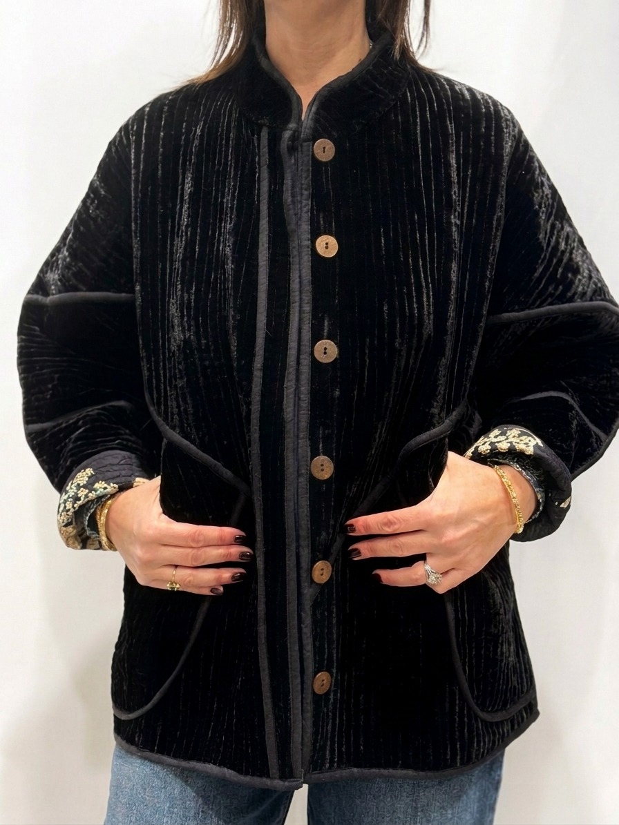 La veste Kali, une veste en velours de soie réversible. Une veste noir, et à l'intérieur un imprimé noir avec des motifs.