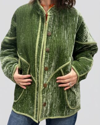 La veste Ojavi, une veste en velours de soie réversible. Une veste verte claire, et à l'intérieur un imprimé bleu avec des motifs jungle.