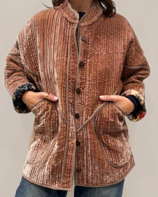 La veste Rosa, une veste en velours de soie réversible. Une veste rose pâle, et à l'intérieur un imprimé rose et vert avec des motifs.