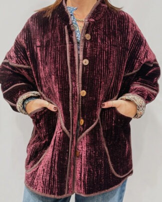 La veste Tan, une veste en velours de soie réversible. Une veste marron foncée, et à l'intérieur un imprimé marron avec des motifs.