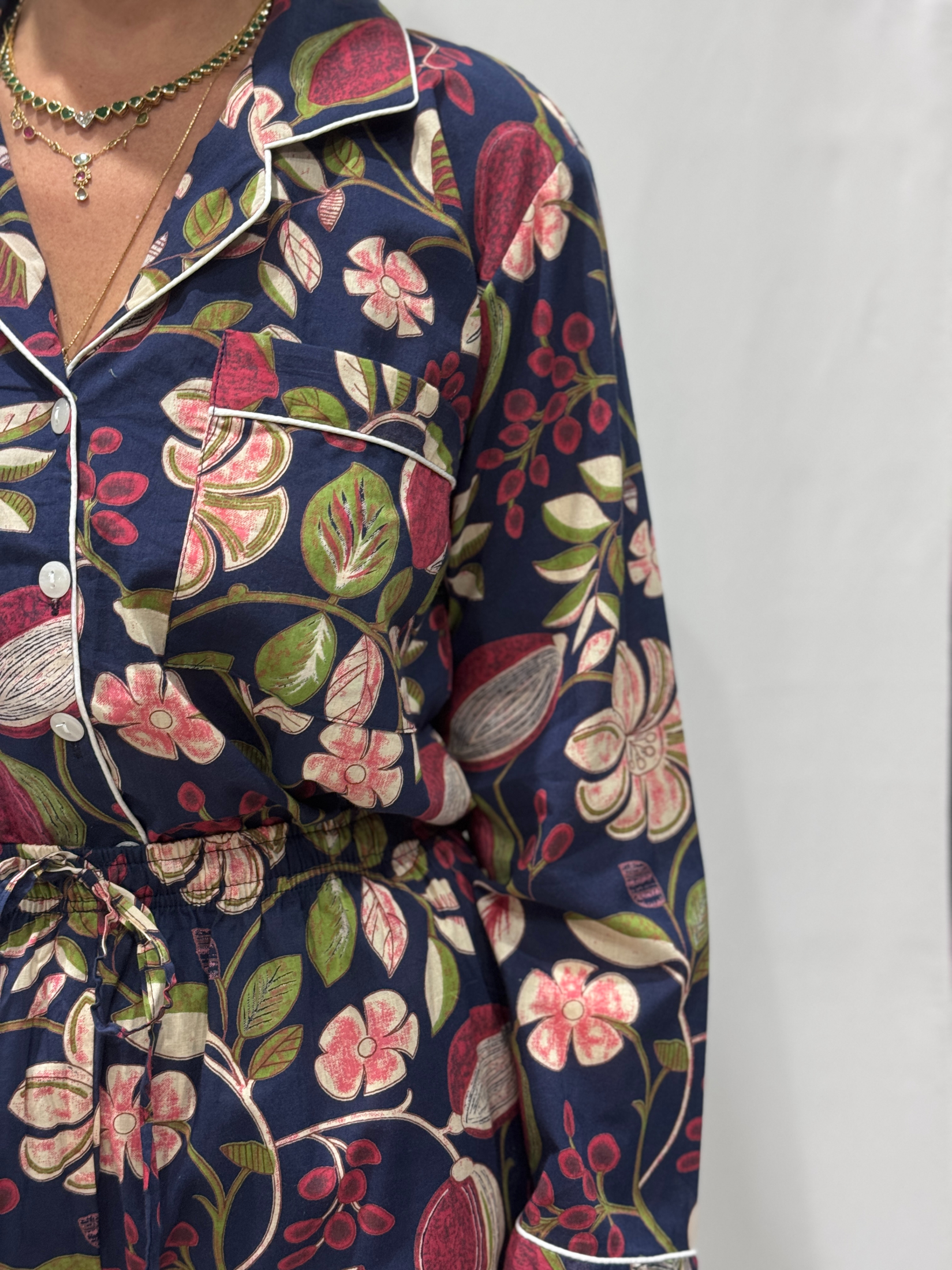 Pyjama Capri - Chemise et pantalon en 100 % coton, avec pochette assortie, style premium, fabriqué en Inde.