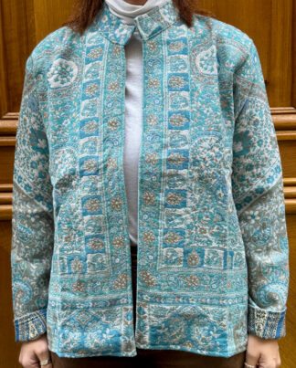 Veste Caira, une veste veste en laine au col mao. Une veste aux nuances de bleus et doublé en coton.