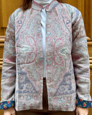Veste Ranya, une veste en laine col mao. Une veste aux nuances de roses et marron. Son intérieur est rose, avec des imprimés floraux blanc et rouge.