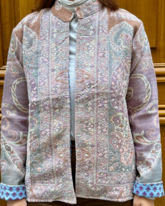Veste Suhana, une veste en laine au col mao. Une veste aux nuances de roses et mauves.