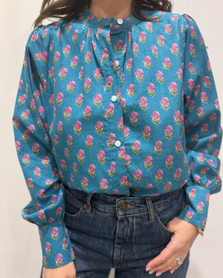 Blouse Jasmine Blue, la blouse en coton Jasmine est une pièce confortable en taille unique. Une couleur bleu et un imprimé floral.