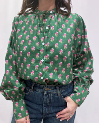Blouse Jasmine Verte, la blouse en coton Jasmine est une pièce confortable en taille unique. Une couleur verte et un imprimé floral.