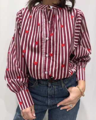 Blouse Pyaar Bordeaux, Taille Unique. Une blouse rayé bordeaux imprimés avec des coeurs.