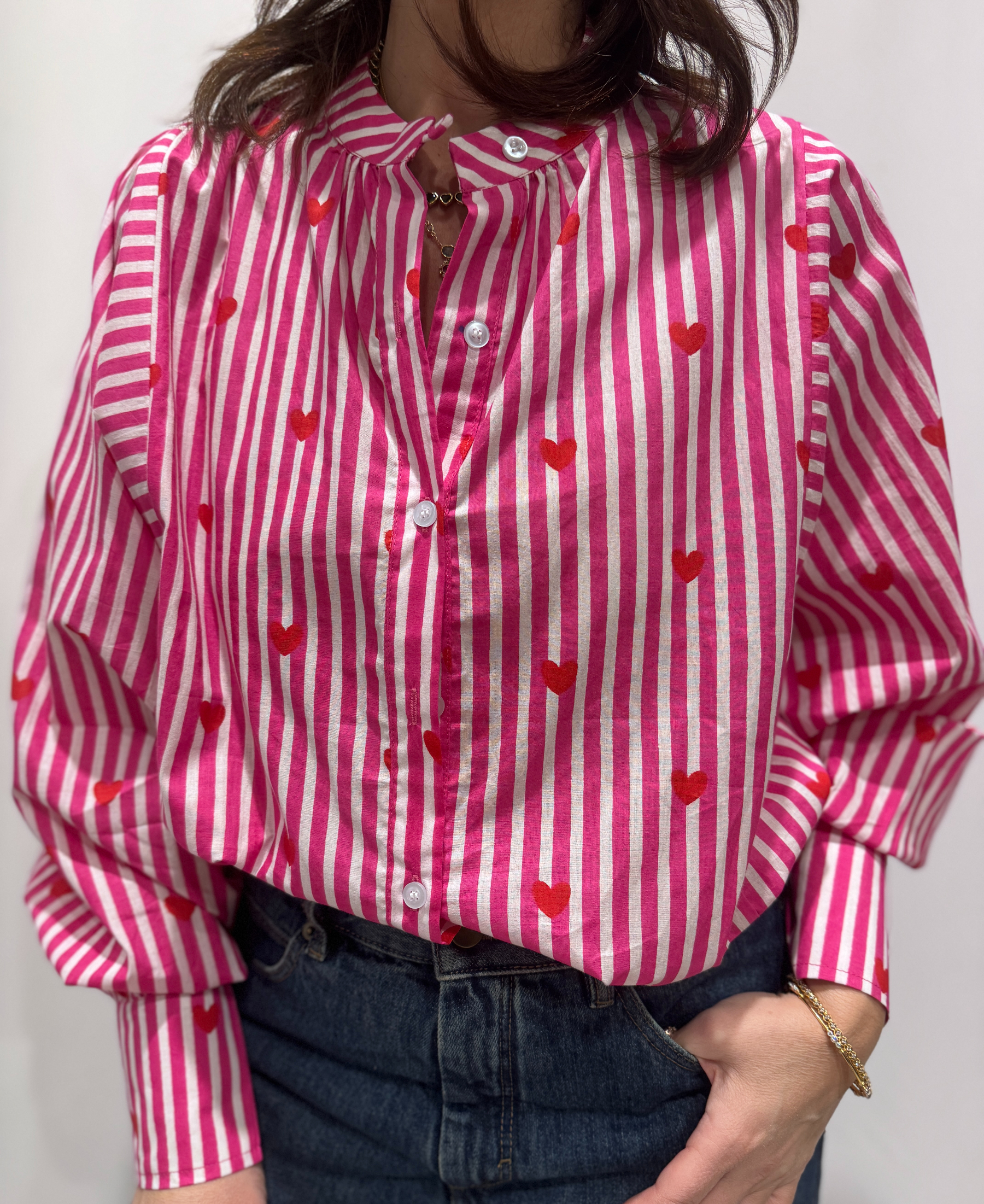 Blouse Pyaar Rose, Taille Unique. Une blouse rayé rose imprimés avec des coeurs.