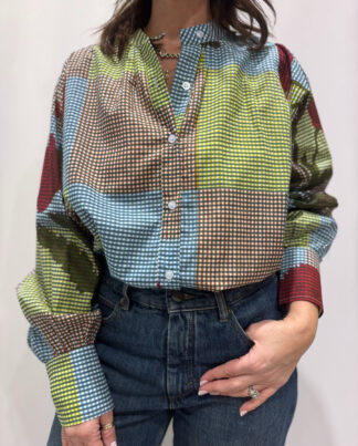 Blouse Sahar Blue, Taille Unique à carreaux et aux couleurs bleus, verts et marron avec des imprimés de fleurs sur la blouse