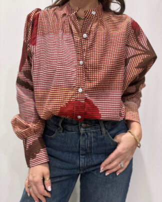 Blouse Sahar Bordeau, Taille Unique à carreaux et aux couleurs bordeaux et marron avec des imprimés de fleurs sur la blouse