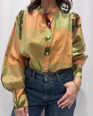 Blouse Sahar Orange, Taille Unique à carreaux et aux couleurs bordeaux et marron avec des imprimés de fleurs sur la blouse