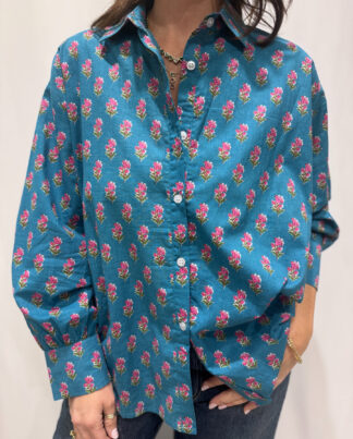 Chemise Jasmine Blue, la chemise en coton Jasmine est une pièce confortable en taille unique. Une couleur bleu et un imprimé floral.