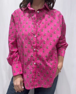 Chemise Jasmine Rose, la chemise en coton Jasmine est une pièce confortable en taille unique. Une couleur rose et un imprimé floral.