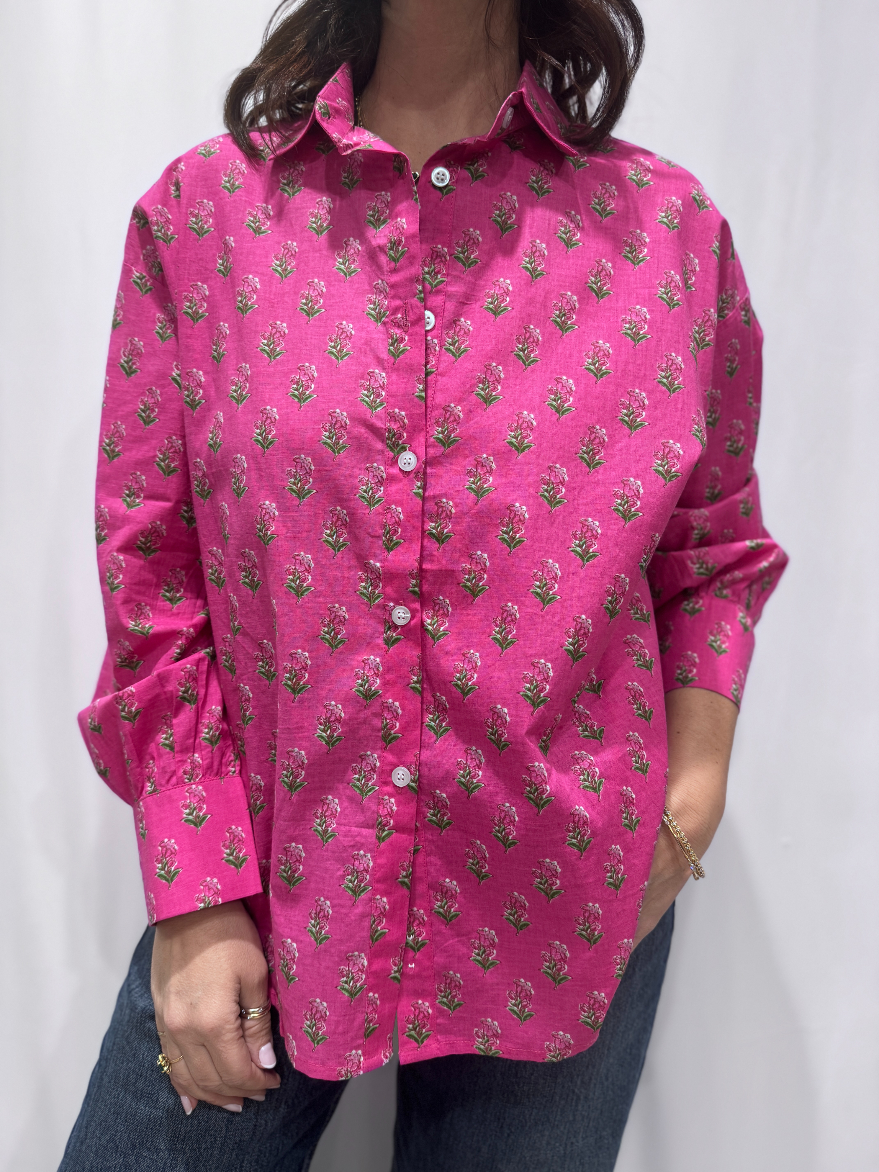 Chemise Jasmine Rose, la chemise en coton Jasmine est une pièce confortable en taille unique. Une couleur rose et un imprimé floral.