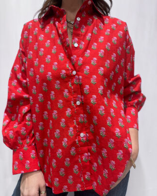 Chemise Jasmine Rouge, la chemise en coton Jasmine est une pièce confortable en taille unique. Une couleur rouge et un imprimé floral.