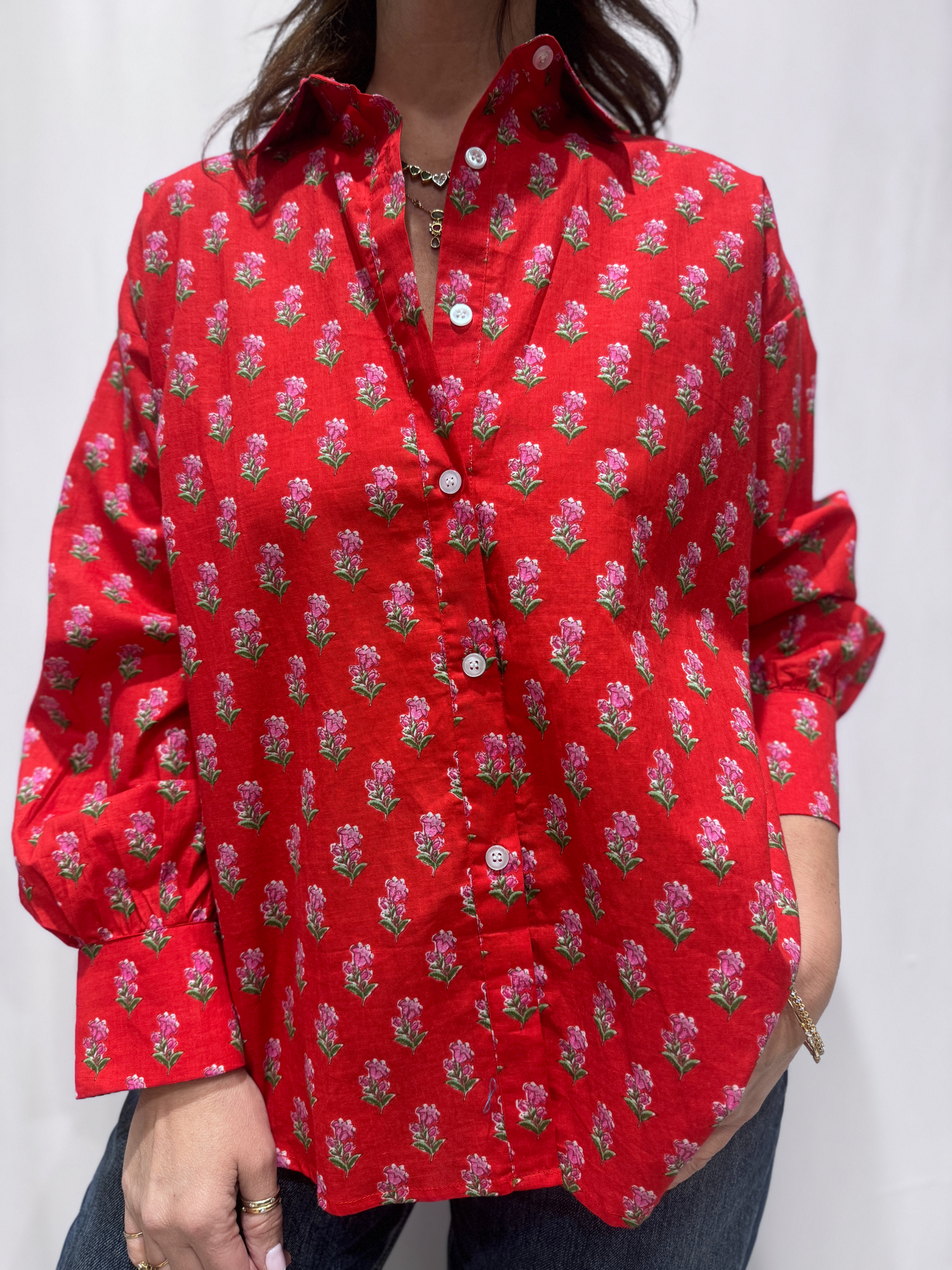 Chemise Jasmine Rouge, la chemise en coton Jasmine est une pièce confortable en taille unique. Une couleur rouge et un imprimé floral.