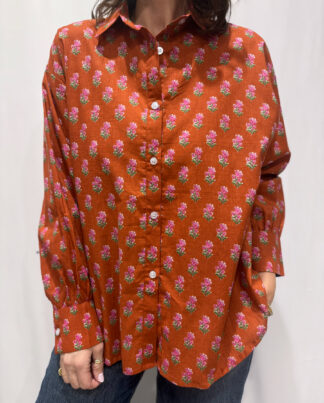 Chemise Jasmine Terracotta, la chemise en coton Jasmine est une pièce confortable en taille unique. Une couleur terracotta et un imprimé floral.