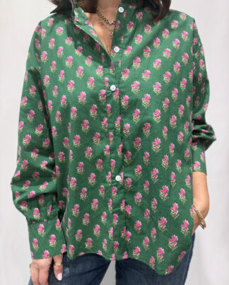 Chemise Jasmine Verte, la chemise en coton Jasmine est une pièce confortable en taille unique. Une couleur verte et un imprimé floral.