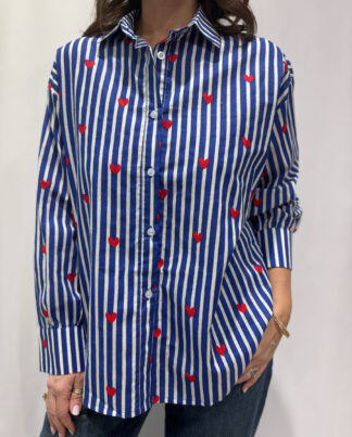 Chemise Pyaar Blue, Taille Unique. Une chemise rayée blue imprimés avec des coeurs.