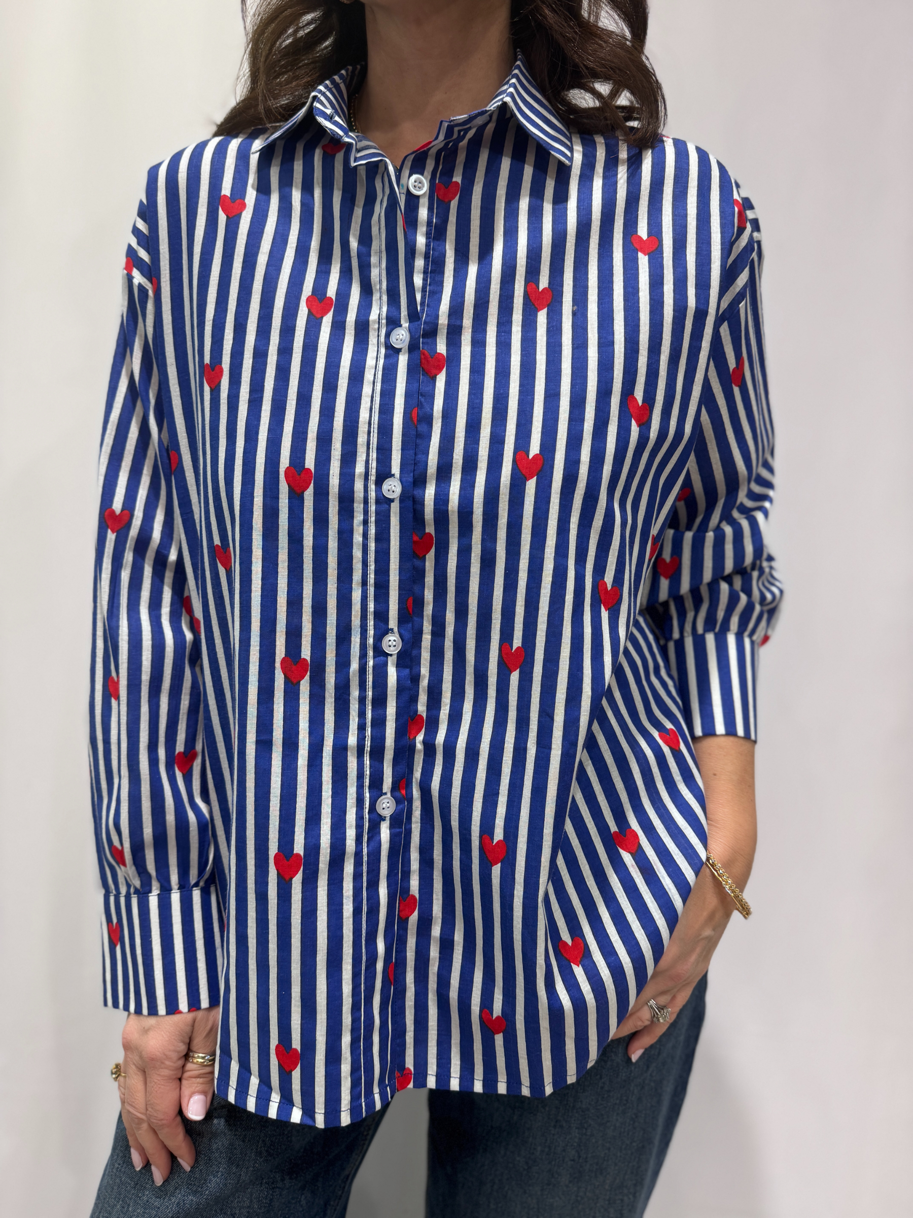 Chemise Pyaar Blue, Taille Unique. Une chemise rayée blue imprimés avec des coeurs.