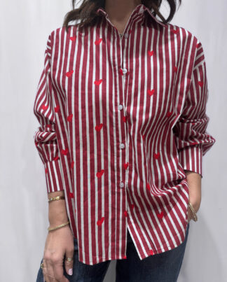 Chemise Pyaar Bordeaux, Taille Unique. Une chemise rayée bordeaux imprimés avec des coeurs.