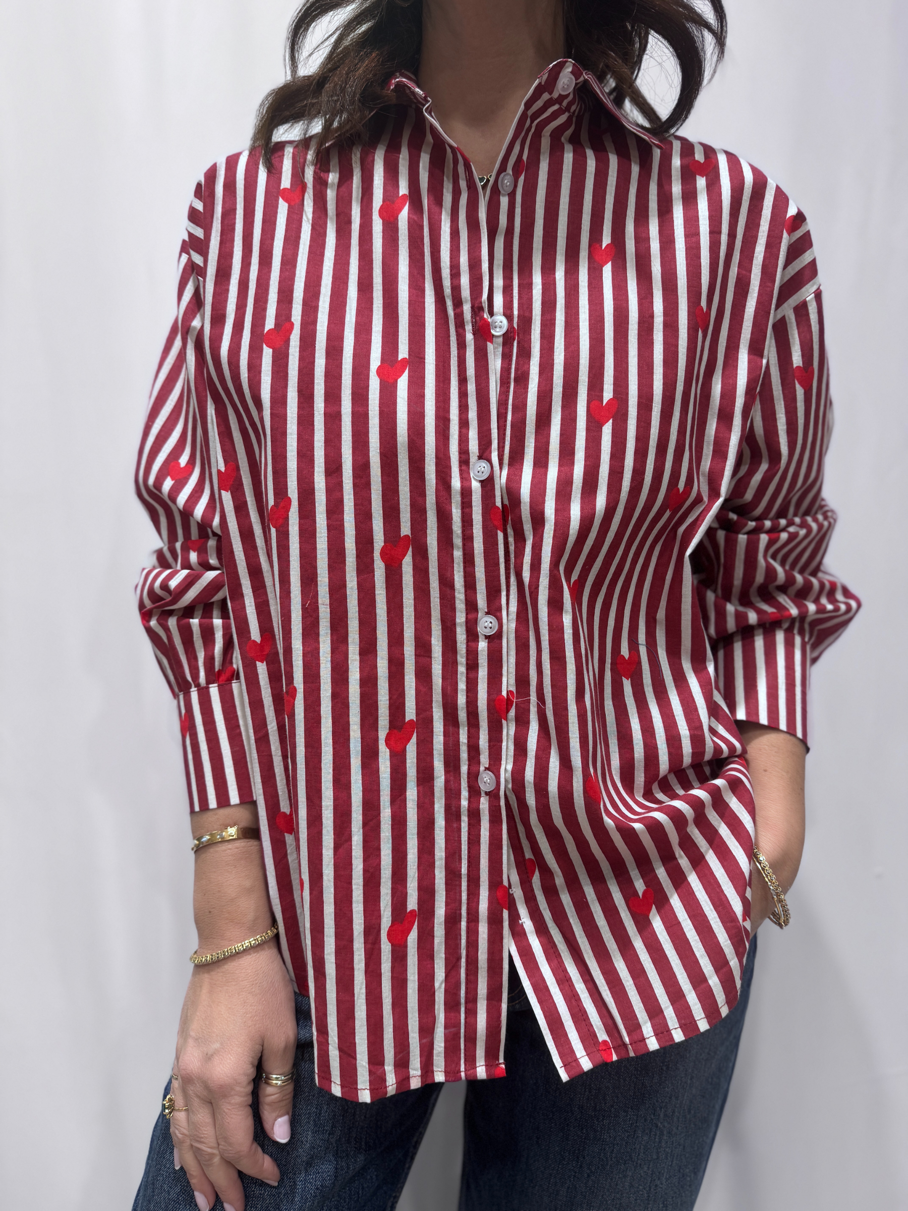Chemise Pyaar Bordeaux, Taille Unique. Une chemise rayée bordeaux imprimés avec des coeurs.