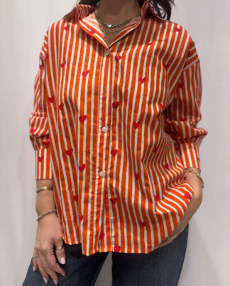 Chemise Pyaar Orange, Taille Unique. Une chemise rayée orange imprimés avec des coeurs.