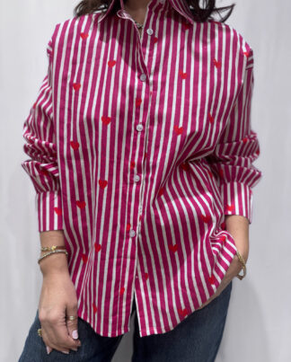 Chemise Pyaar Rose, Taille Unique. Une chemise rayée rose imprimés avec des coeurs.