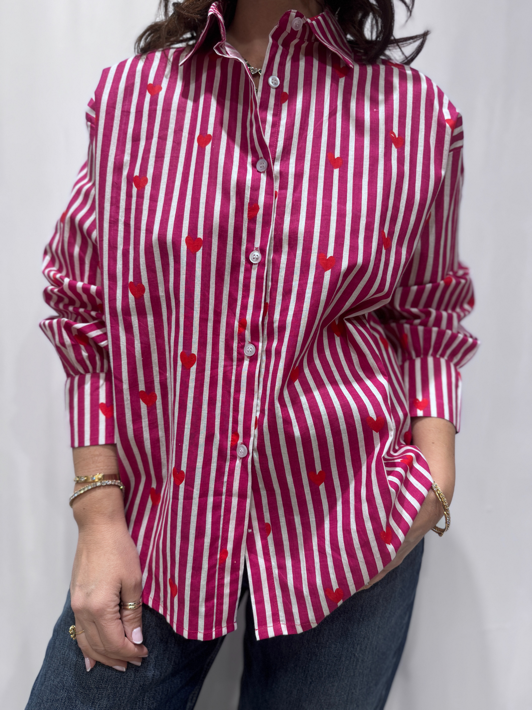 Chemise Pyaar Rose, Taille Unique. Une chemise rayée rose imprimés avec des coeurs.