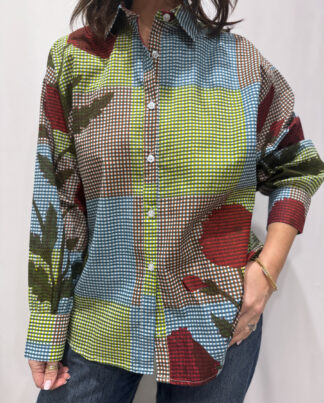 Chemise Sahar Bleu, Taille Unique à carreaux et aux couleurs bleus et verts avec des imprimés de fleurs sur la chemise