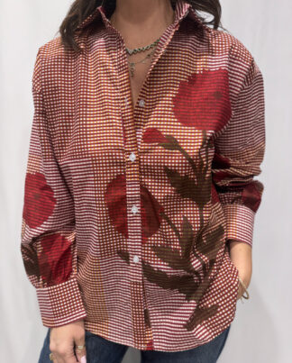 Chemise Sahar Bordeaux, Taille Unique à carreaux et aux couleurs bordeaux et marron avec des imprimés de fleurs sur la chemise