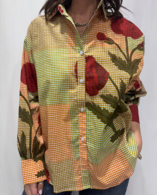 Chemise Sahar Orange, Taille Unique à carreaux et aux couleurs bordeaux et marron avec des imprimés de fleurs sur la chemise