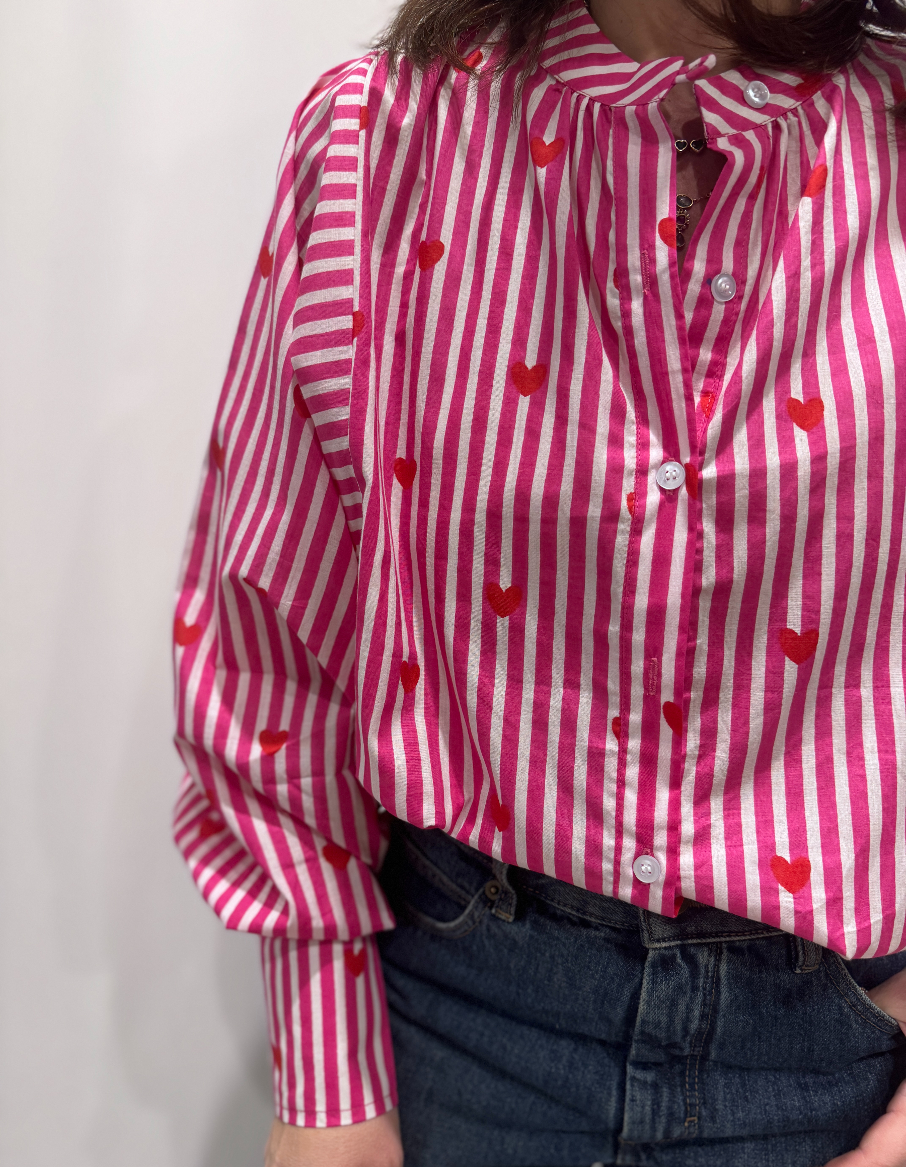Blouse Pyaar Rose, Taille Unique. Une blouse rayé rose imprimés avec des coeurs.