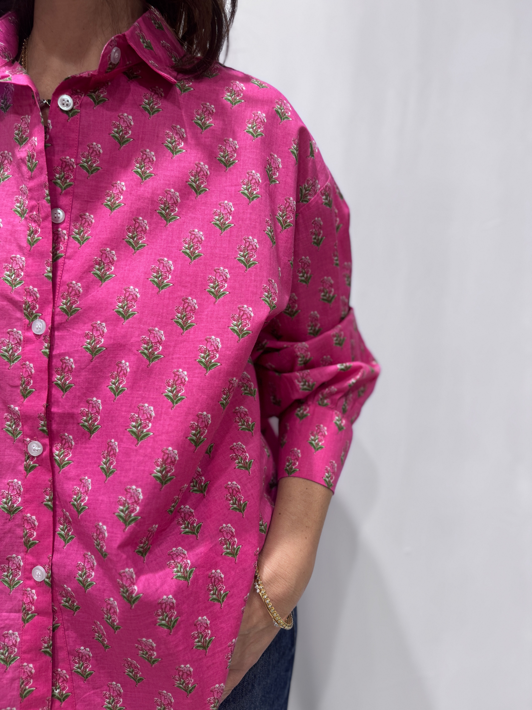 Chemise Jasmine Rose, la chemise en coton Jasmine est une pièce confortable en taille unique. Une couleur rose et un imprimé floral.