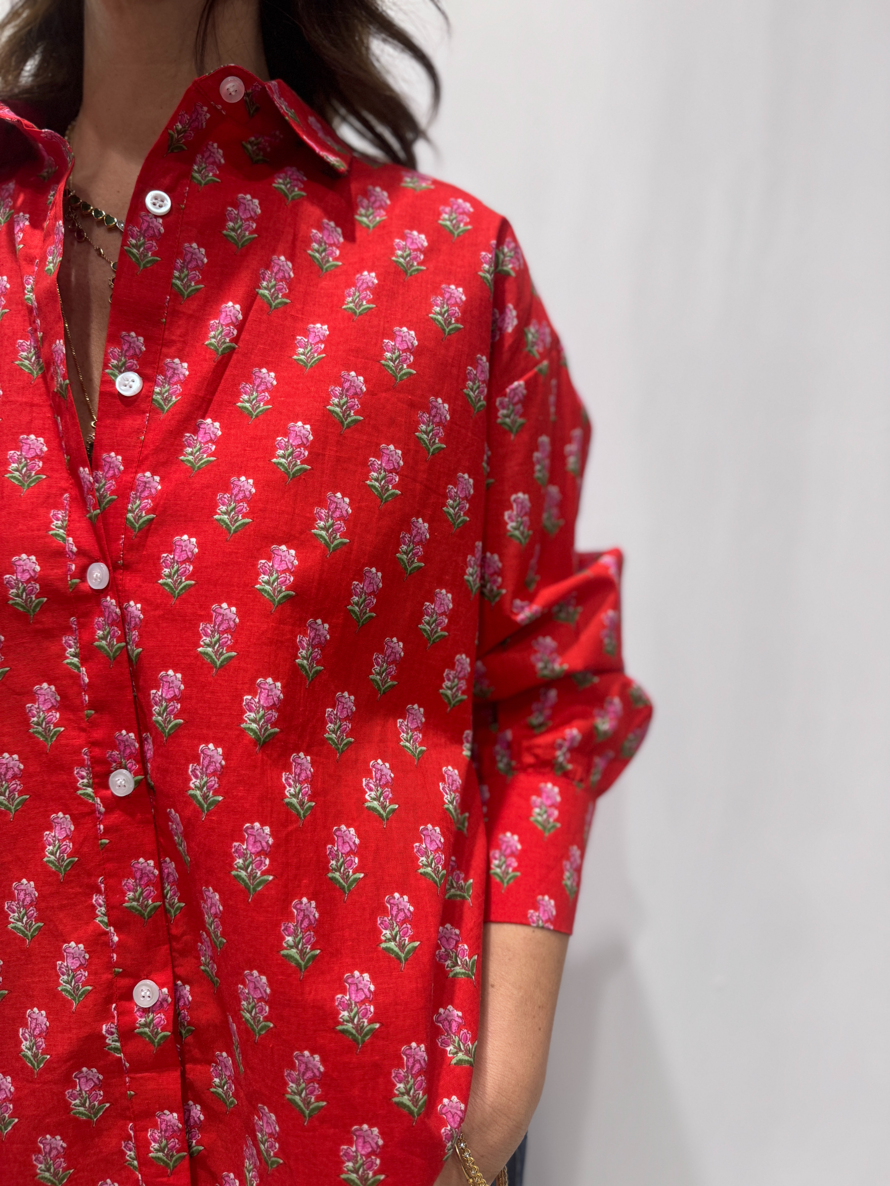 Chemise Jasmine Rouge, la chemise en coton Jasmine est une pièce confortable en taille unique. Une couleur rouge et un imprimé floral.