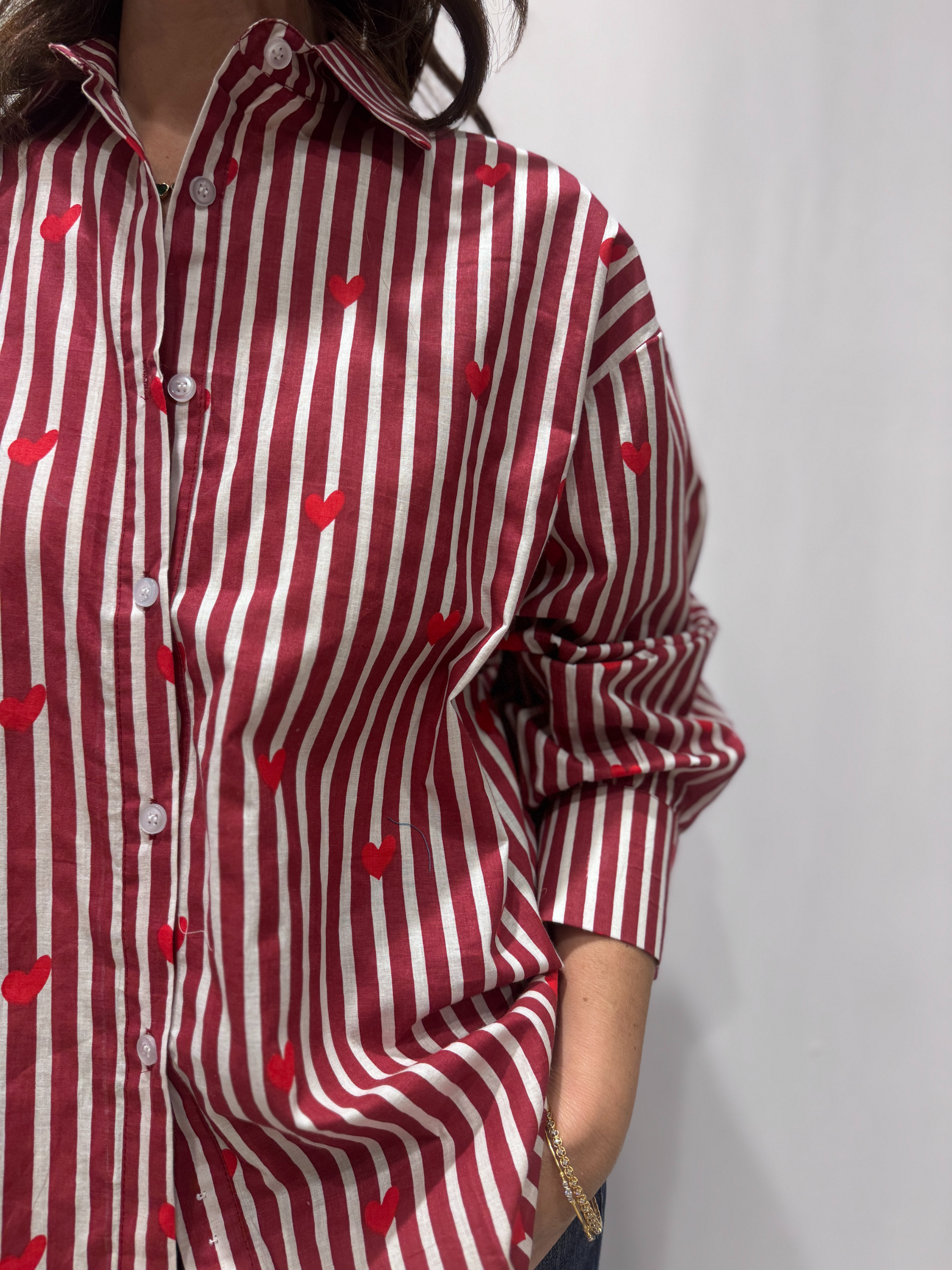 Chemise Pyaar Bordeaux, Taille Unique. Une chemise rayée bordeaux imprimés avec des coeurs.