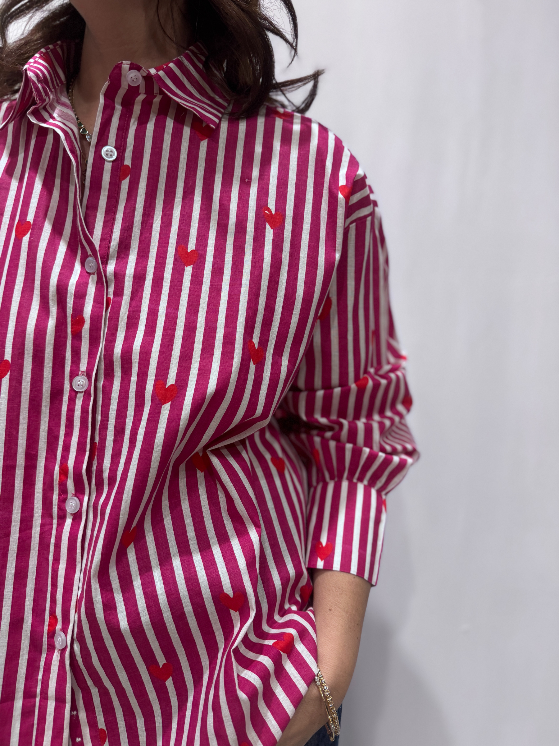 Chemise Pyaar Rose, Taille Unique. Une chemise rayée rose imprimés avec des coeurs.