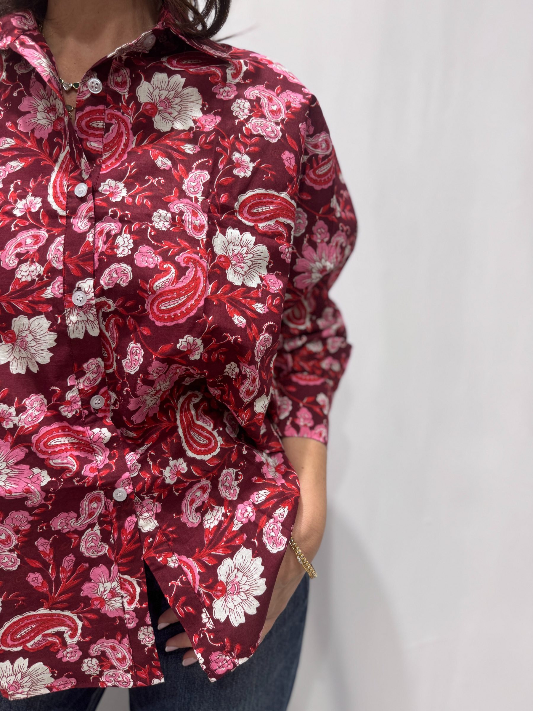 Chemise Upama Bordeaux, la chemise Upama en coton imprimé floral. Taille unique.