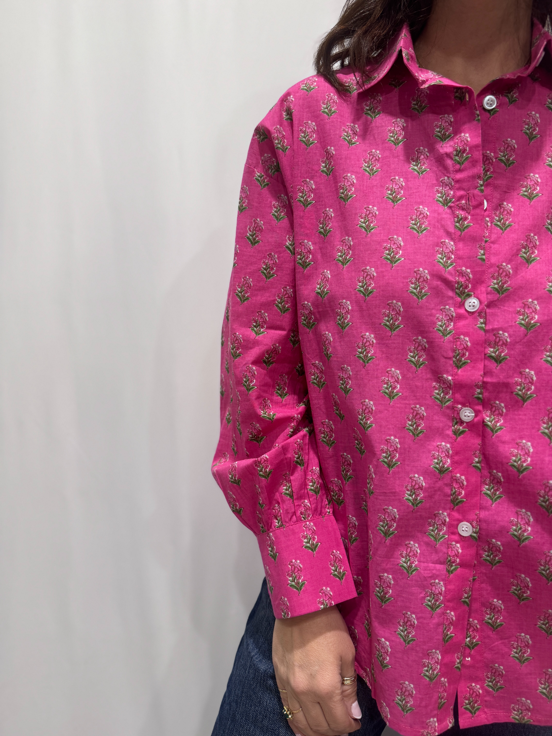 Chemise Jasmine Rose, la chemise en coton Jasmine est une pièce confortable en taille unique. Une couleur rose et un imprimé floral.