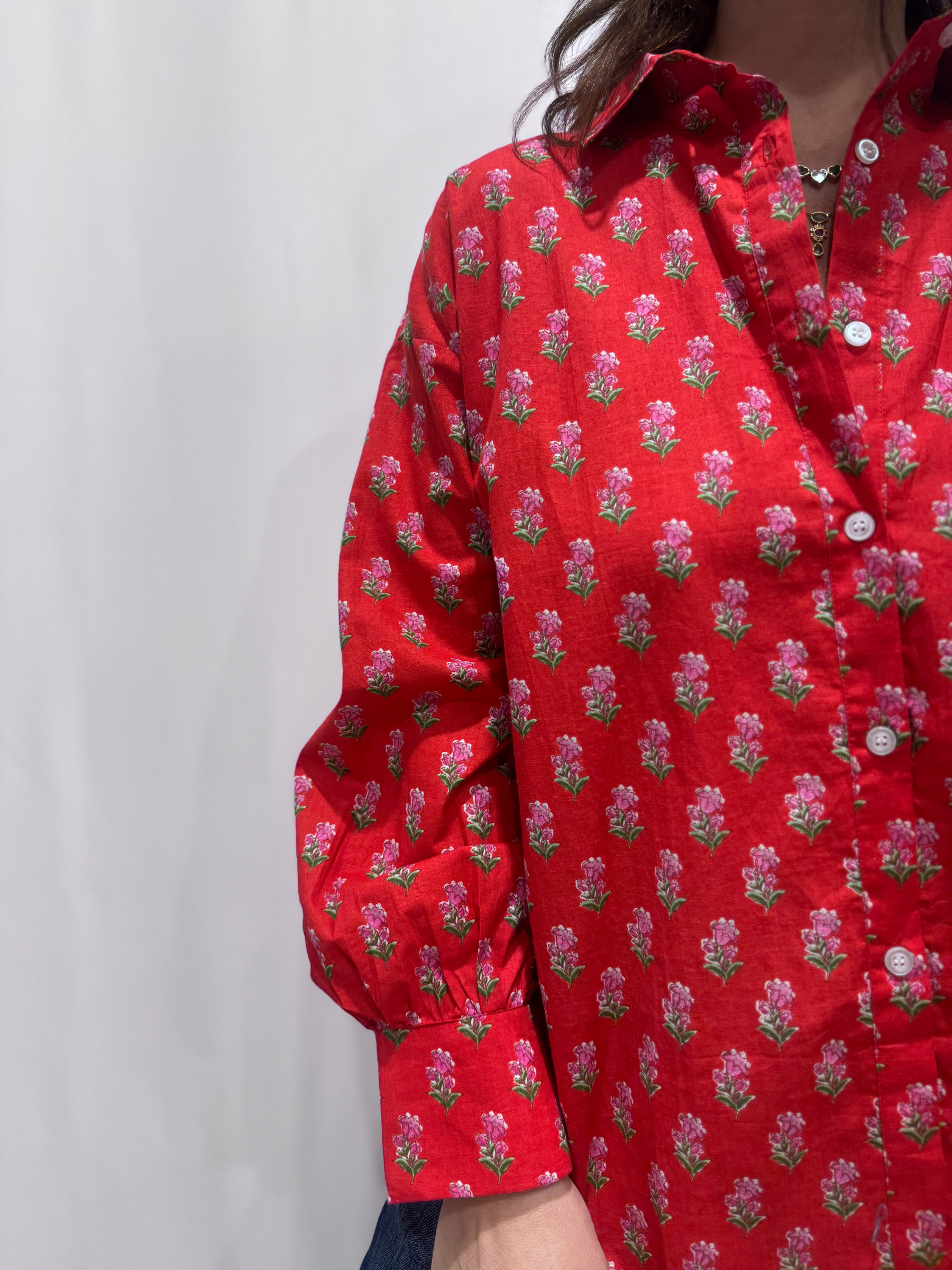 Chemise Jasmine Rouge, la chemise en coton Jasmine est une pièce confortable en taille unique. Une couleur rouge et un imprimé floral.