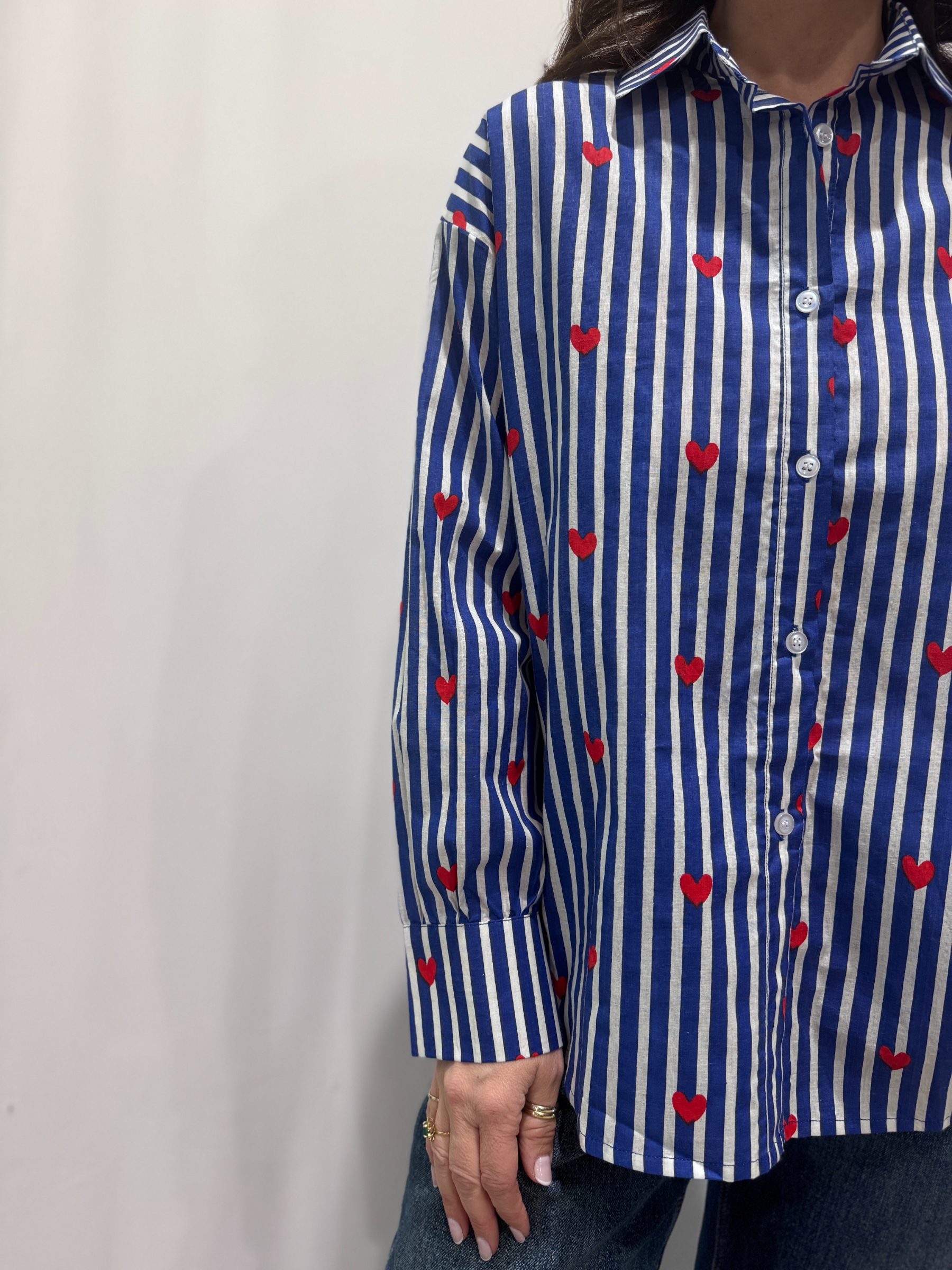 Chemise Pyaar Blue, Taille Unique. Une chemise rayée blue imprimés avec des coeurs.