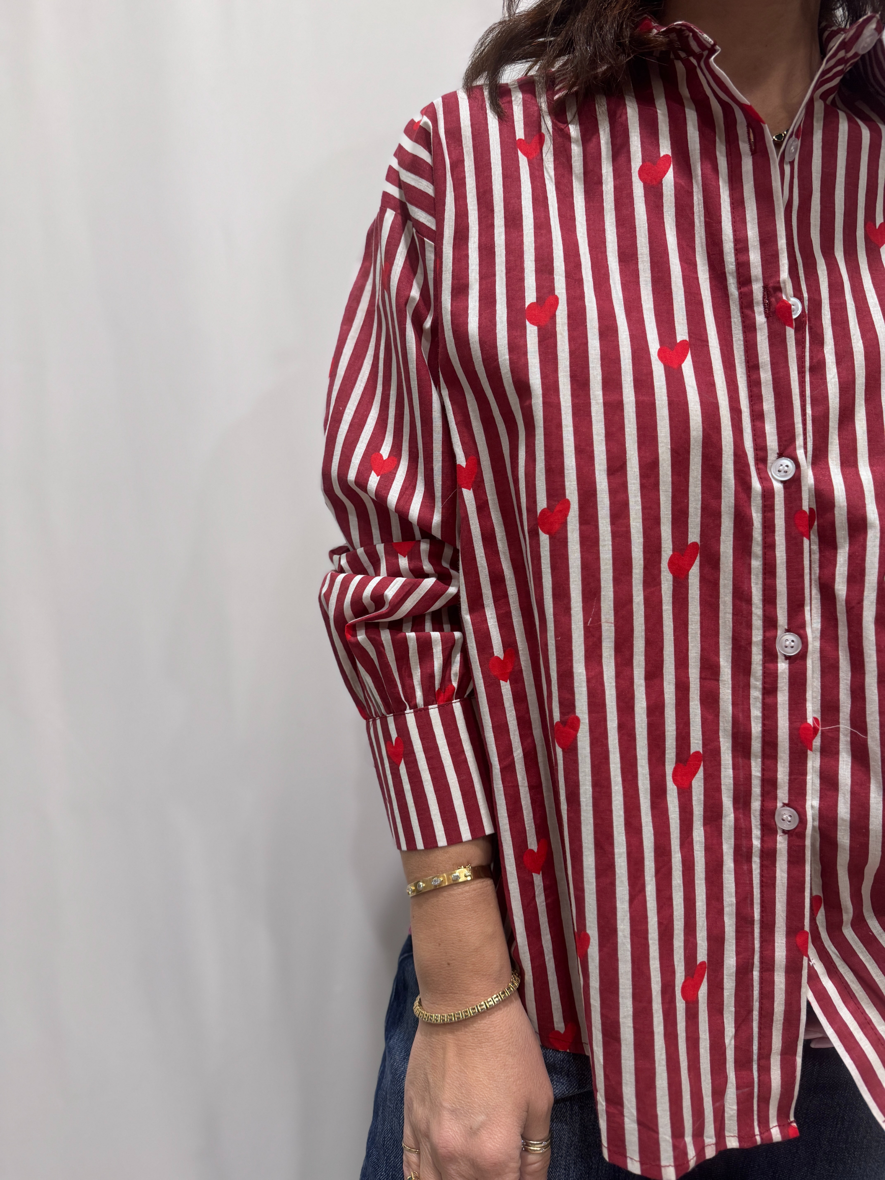 Chemise Pyaar Bordeaux, Taille Unique. Une chemise rayée bordeaux imprimés avec des coeurs.
