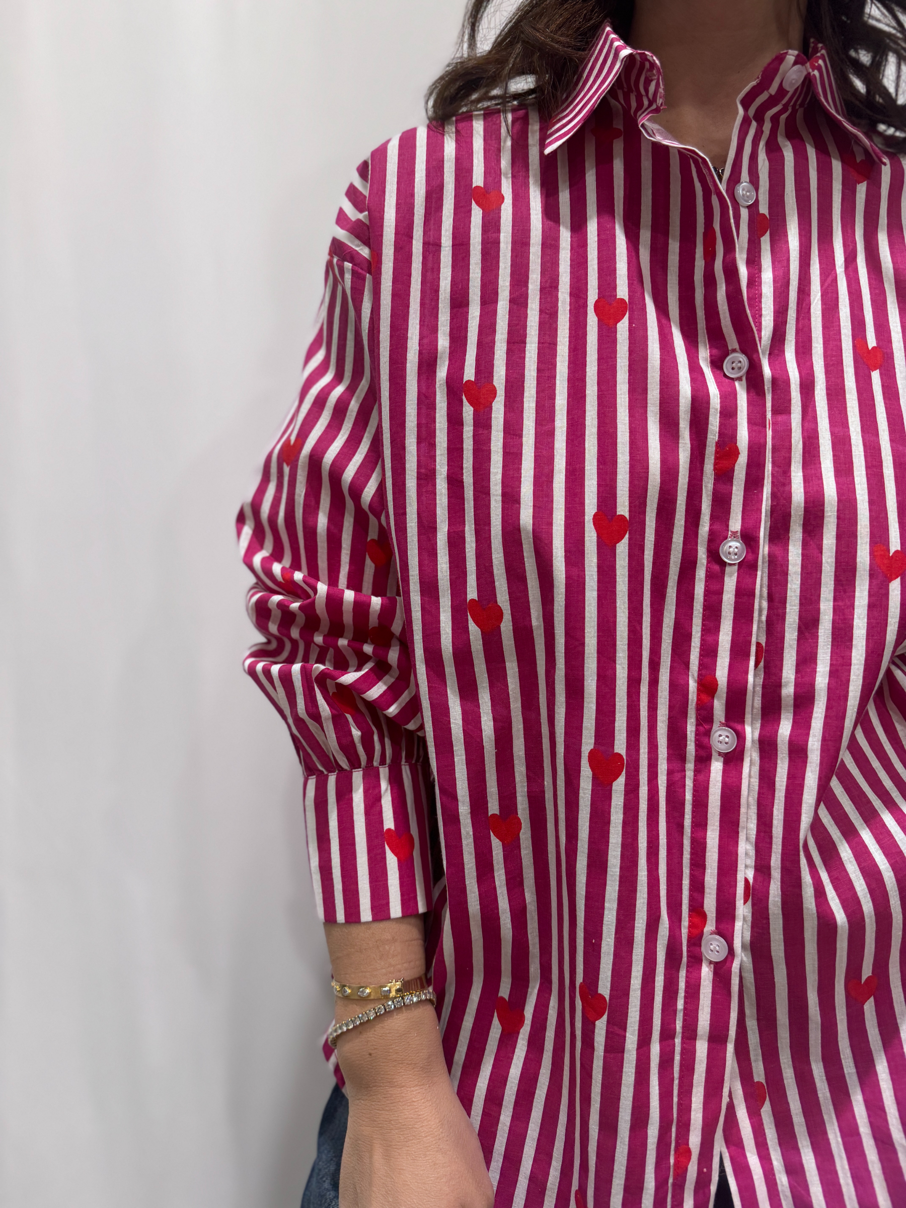 Chemise Pyaar Rose, Taille Unique. Une chemise rayée rose imprimés avec des coeurs.