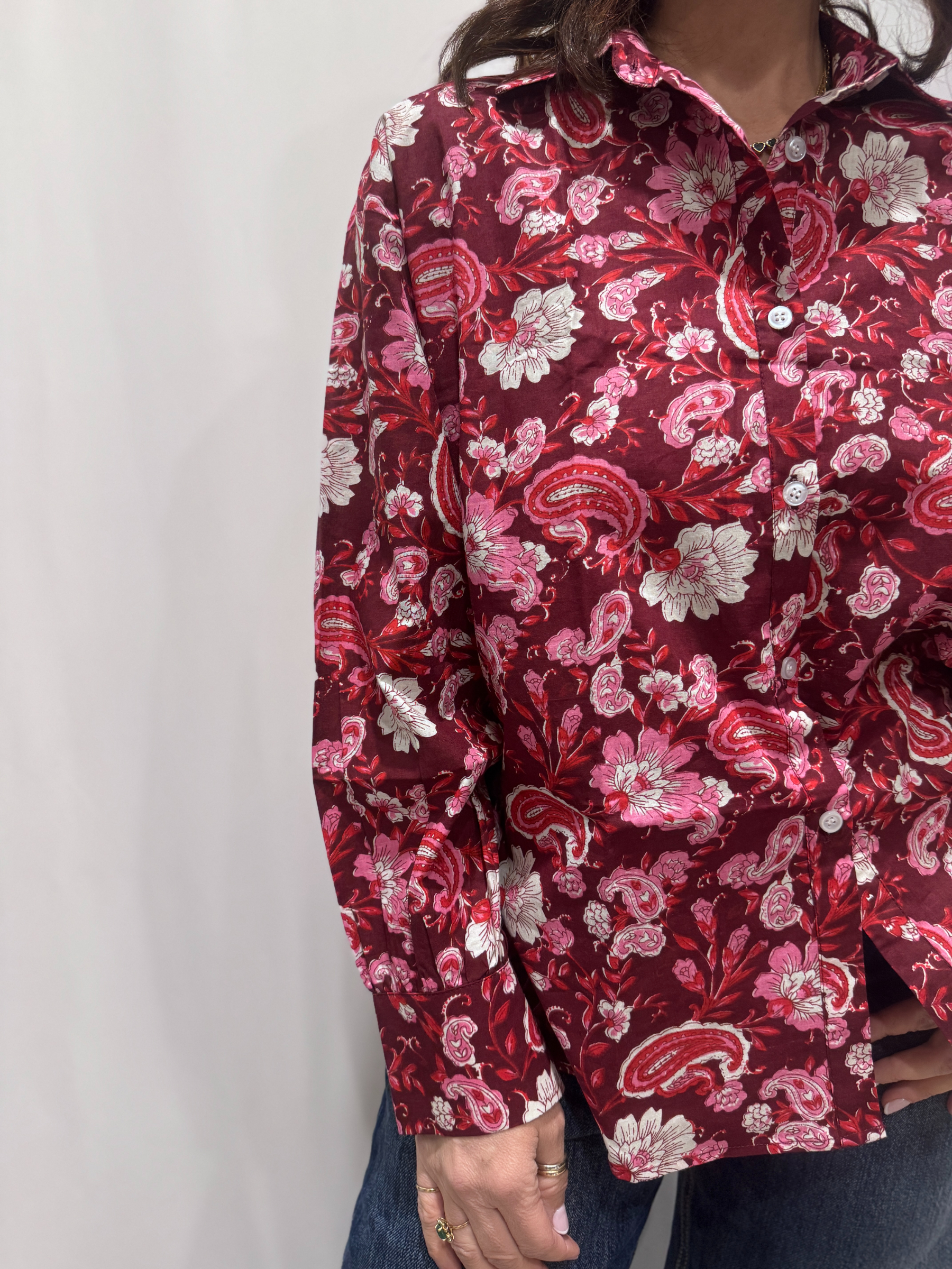 Chemise Upama Bordeaux, la chemise Upama en coton imprimé floral. Taille unique.