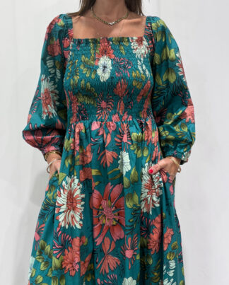 Robe Amira Bleue, une robe longue smockée. Fluide et 100 % coton. Elle est de couleur bleue avec des imprimée fleurit.