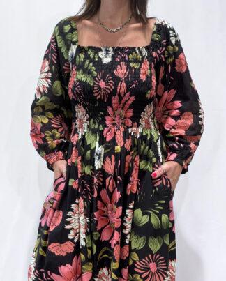 Robe Amira Noire une robe longue smockée. Fluide et 100 % coton. Elle est de couleur noire avec des imprimée fleurit.