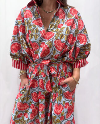 Robe Leela Bleu Ciel, une robe longue col V, elle se ceinture à la taille. Manche 3/4