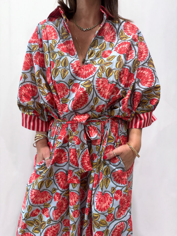 Robe Leela Bleu Ciel, une robe longue col V, elle se ceinture à la taille. Manche 3/4