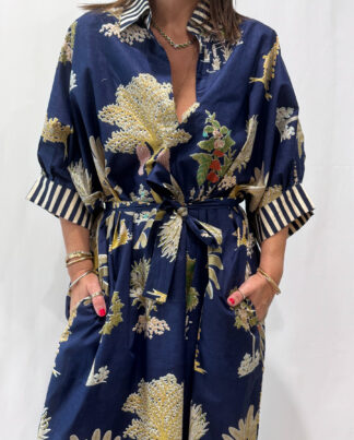 Robe Leela Bleu Marine, une robe longue col V, elle se ceinture à la taille. Manche 3/4