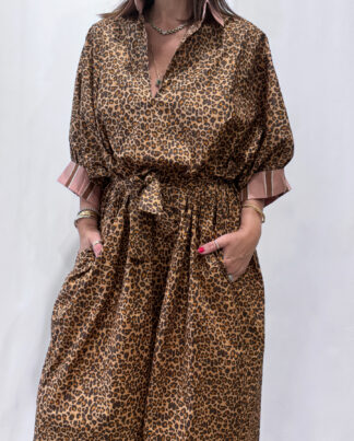 Robe Leela Léopard, une robe longue col V, elle se ceinture à la taille. Manche 3/4
